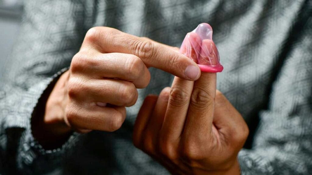 Cách đeo bao cao su không tuột